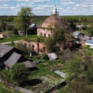 Георгиевский храм 1842 года постройки в селе Якшино Ивановской области. Объект культурного наследия муниципального значения с восстановленной кровлей на четверике — образец русского классицизма.