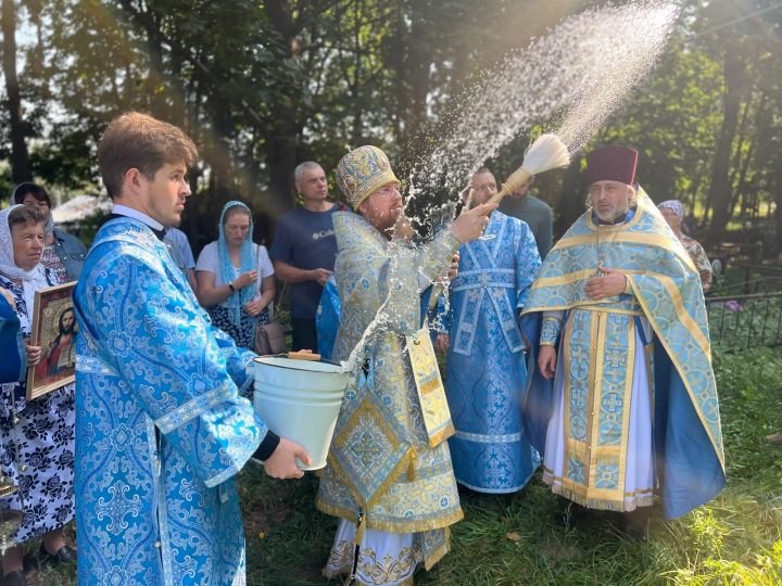 Богослужение в Аксиньине