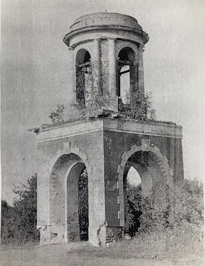 Колокольня на архивной фотографии