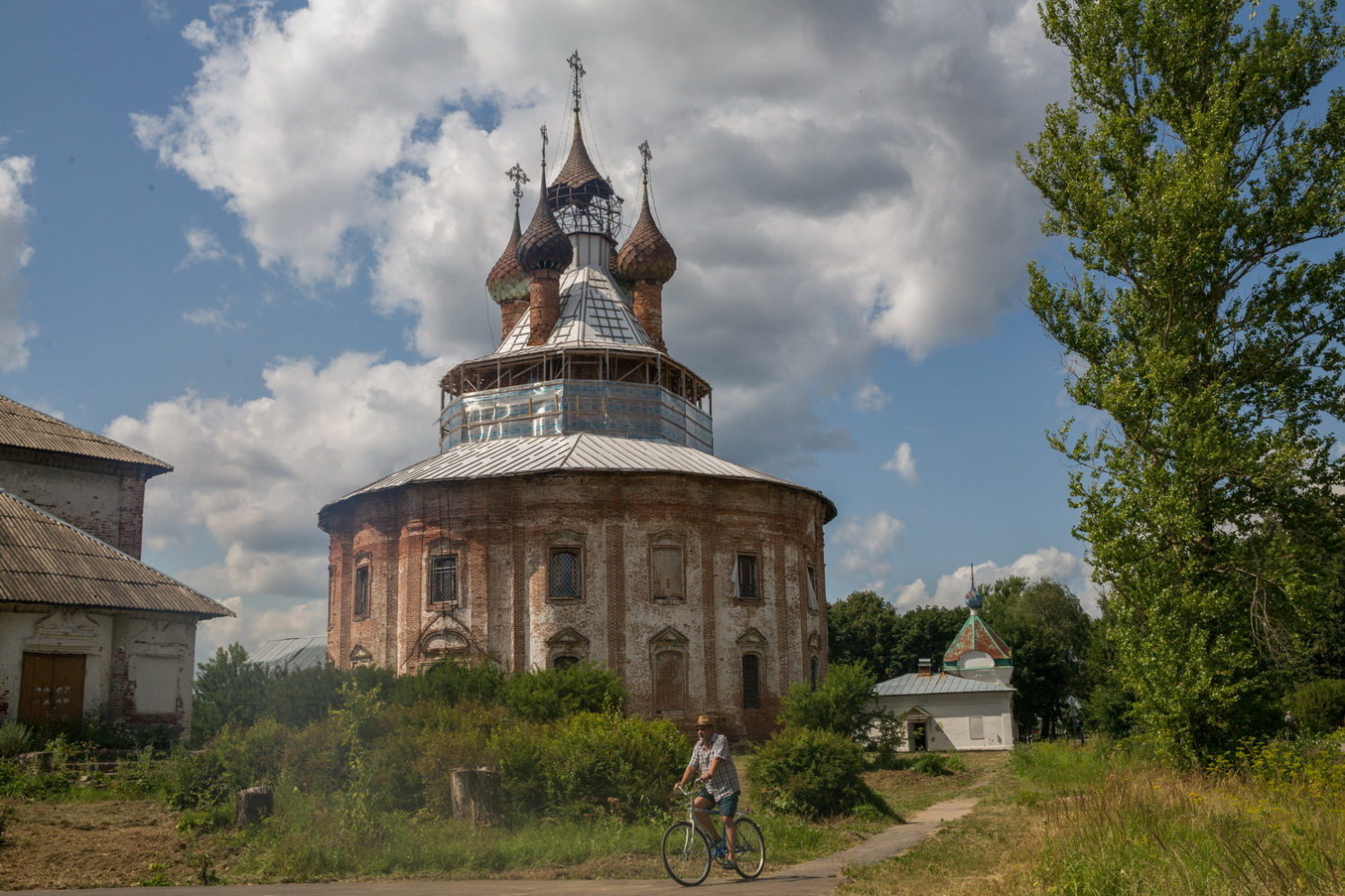 Храмовый комплекс в Курбе — Воскресенский храм. Фото Владимира Ештокина