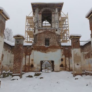 Храм святого благоверного князя Александра Невского 1868 года постройки в деревне Загорье (Переслегино) Тверской области. Объект культурного наследия регионального значения в процессе консервации.