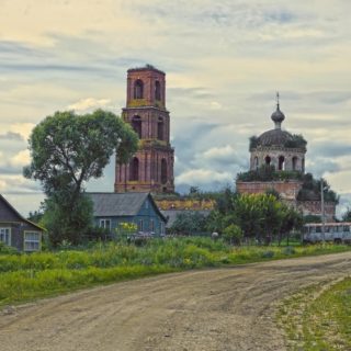 Предтеченский храм 1834 года постройки в селе Романово Тверской области — объект культурного наследия регионального значения в стиле позднего классицизма. Ротонда на четверике с луковичной главкой требует срочных консервационных работ.
