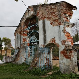 Святые врата Троицкого храма 1776 года постройки в селе Новое Ярославской области — объект культурного наследия регионального значения в стиле раннего классицизма. Трёхпролётная арка с полуколоннами дорического ордера и фронтоном с главкой.
