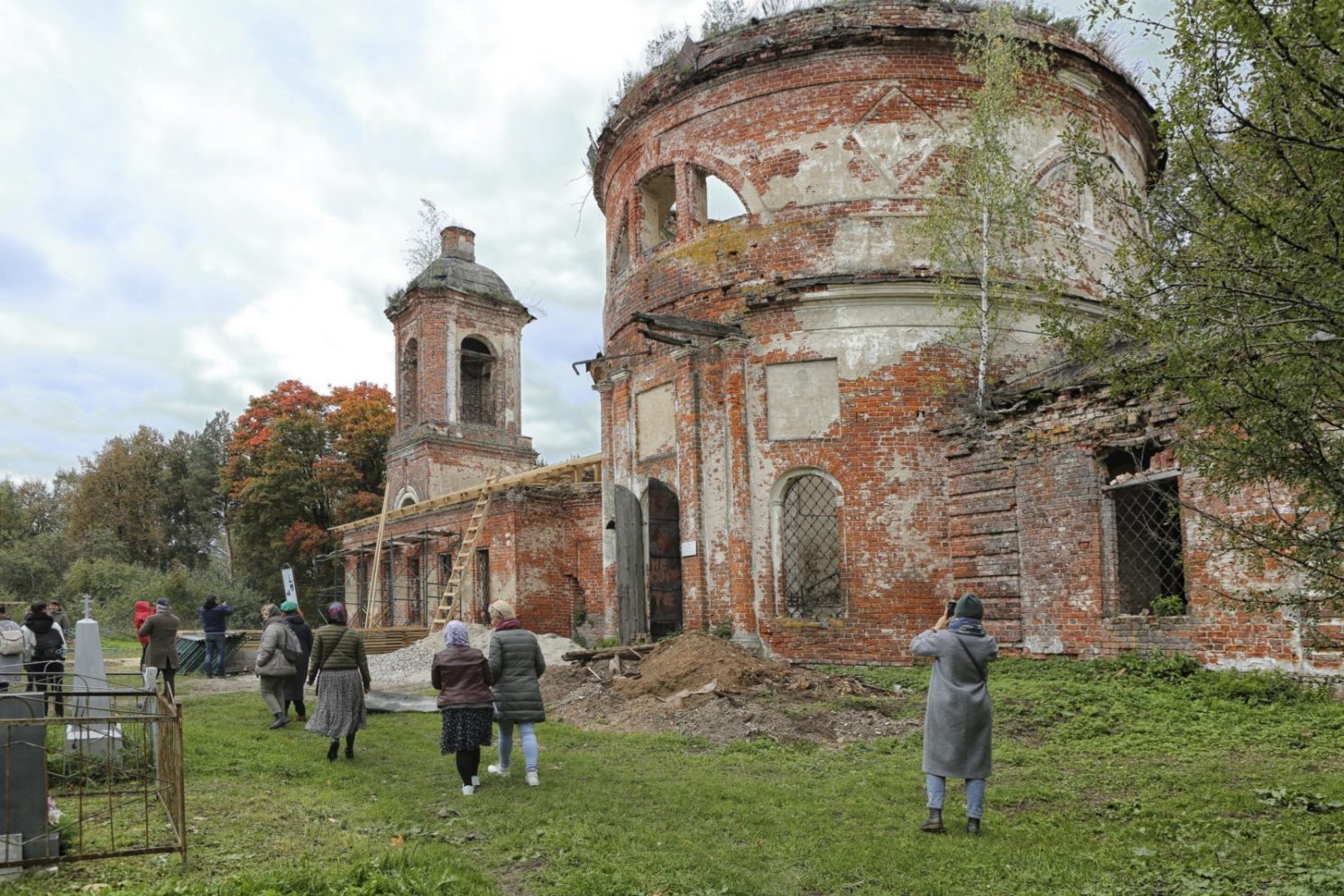 Корсунский храм в Дегтеве — Корсунский храм и прилегающая территория